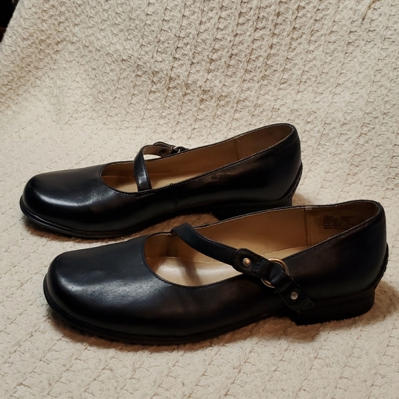 Kenneth Cole Reaction Shoes - Kenneth Cole Reaction Black leather flats. size 5.5.